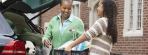 Mom helping daughter pack up for college to show open letter to college student moms